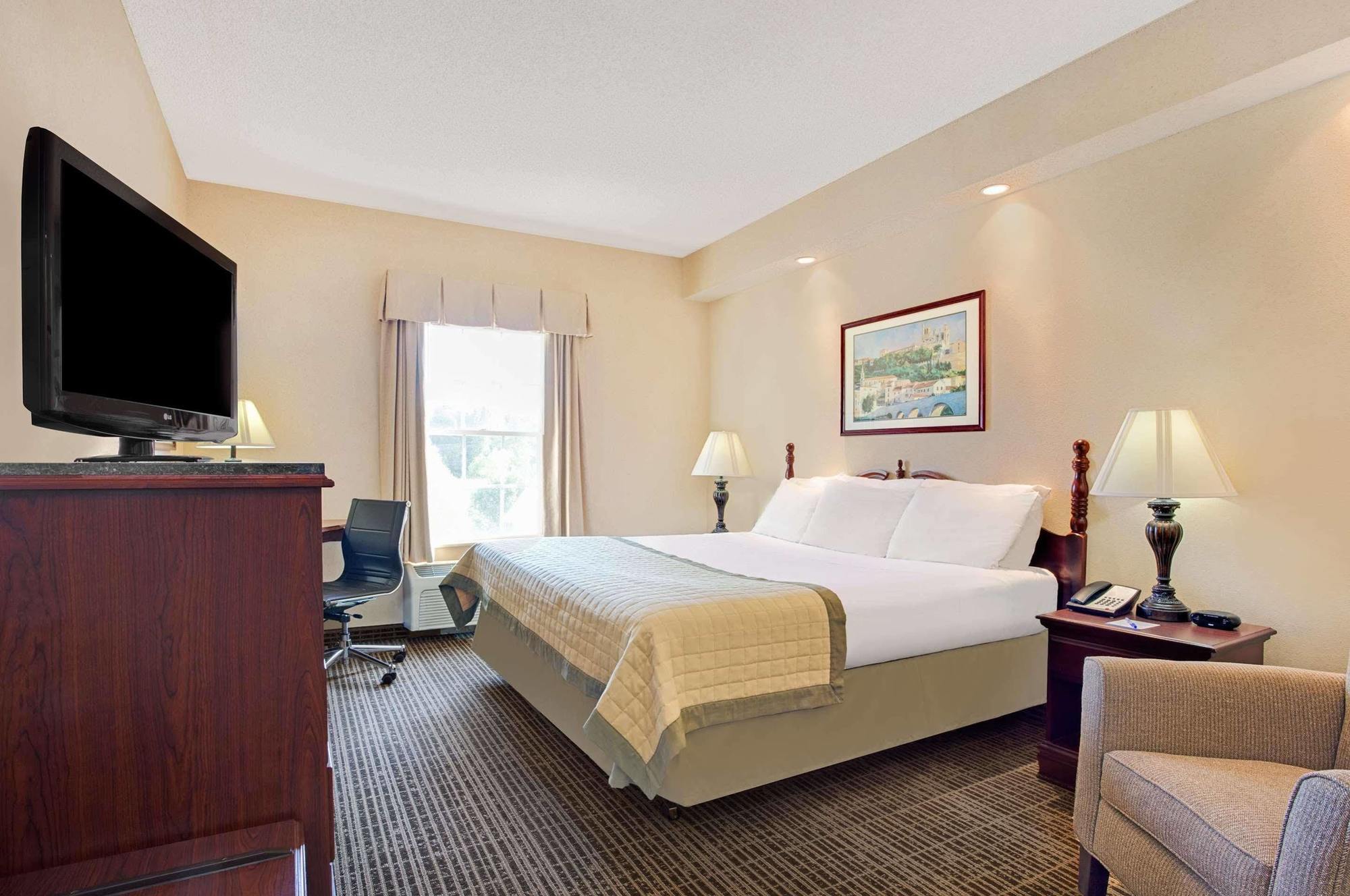 Baymont By Wyndham Pearl Hotel Екстериор снимка