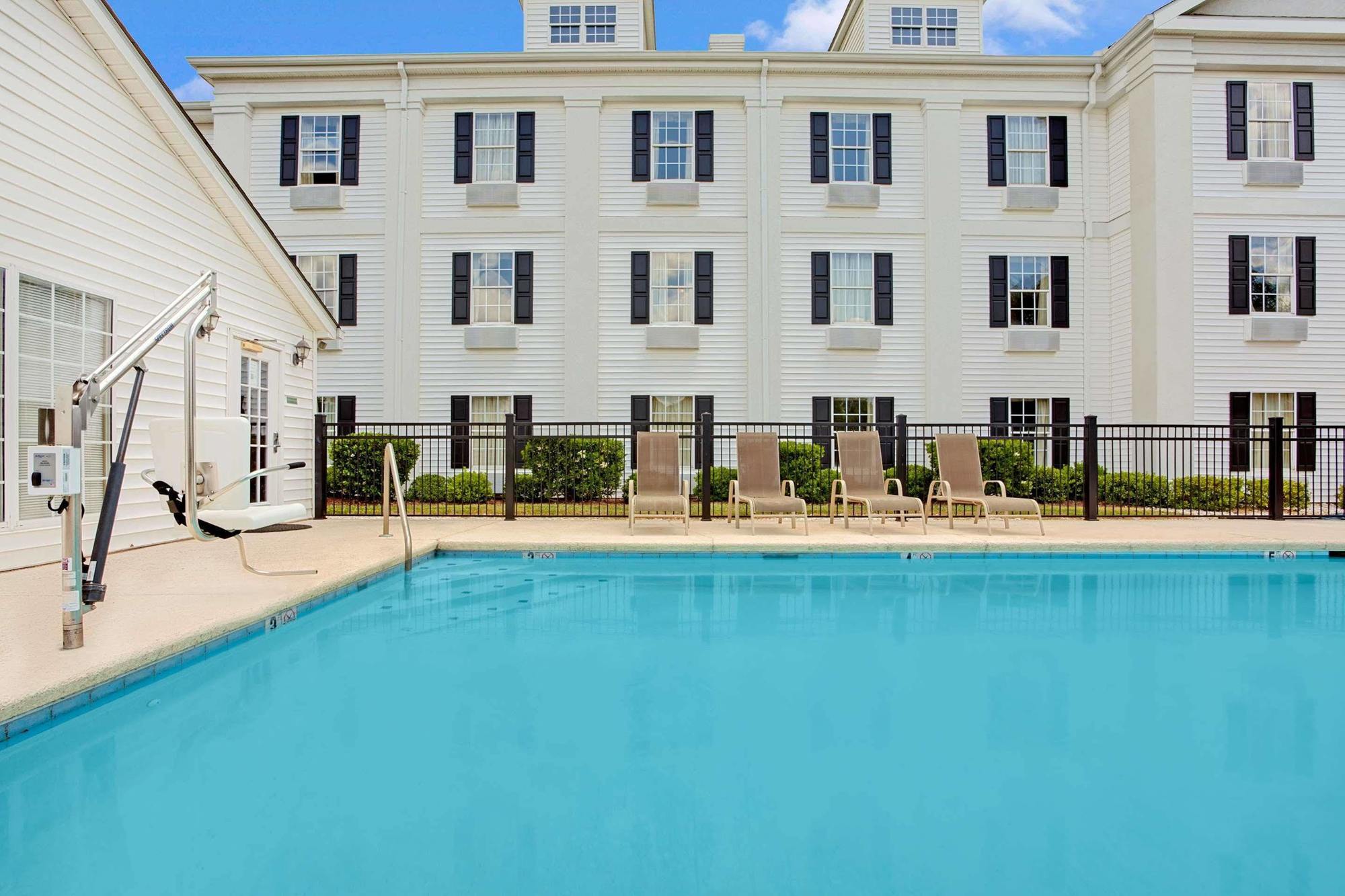 Baymont By Wyndham Pearl Hotel Екстериор снимка